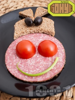 Лесен детски сандвич Усмихнатата крава с колбас закуска - снимка на рецептата